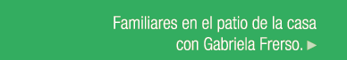Familiares en el patio de la casa con Gabriela Frerso. ￼ 