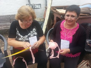 Lucia y Maria Guillermina aprendiendo tejidof